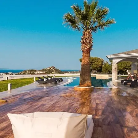 Crown Royal Luxury Estates Βίλα